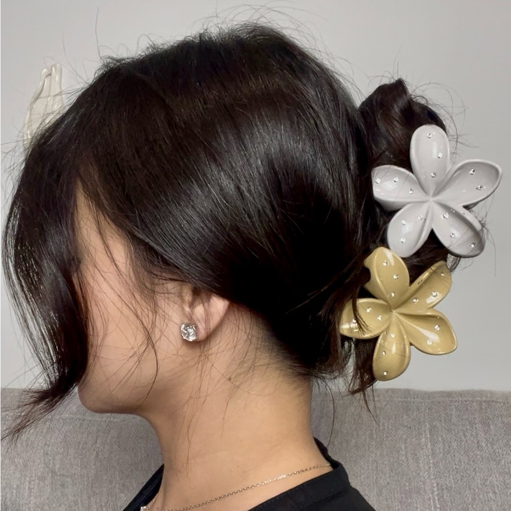 4 Floral Hair Clips in Tan and Gray